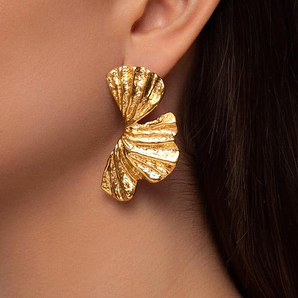 18k gold plated stainless steel with hammered finish, Gold leaf-shaped statement earrings with textured surface, Tropical-inspired hammered gold earrings with reflective detail, Sculptural gold earrings with nature-inspired leaf design, Elegant hammered gold earrings with modern tropical style