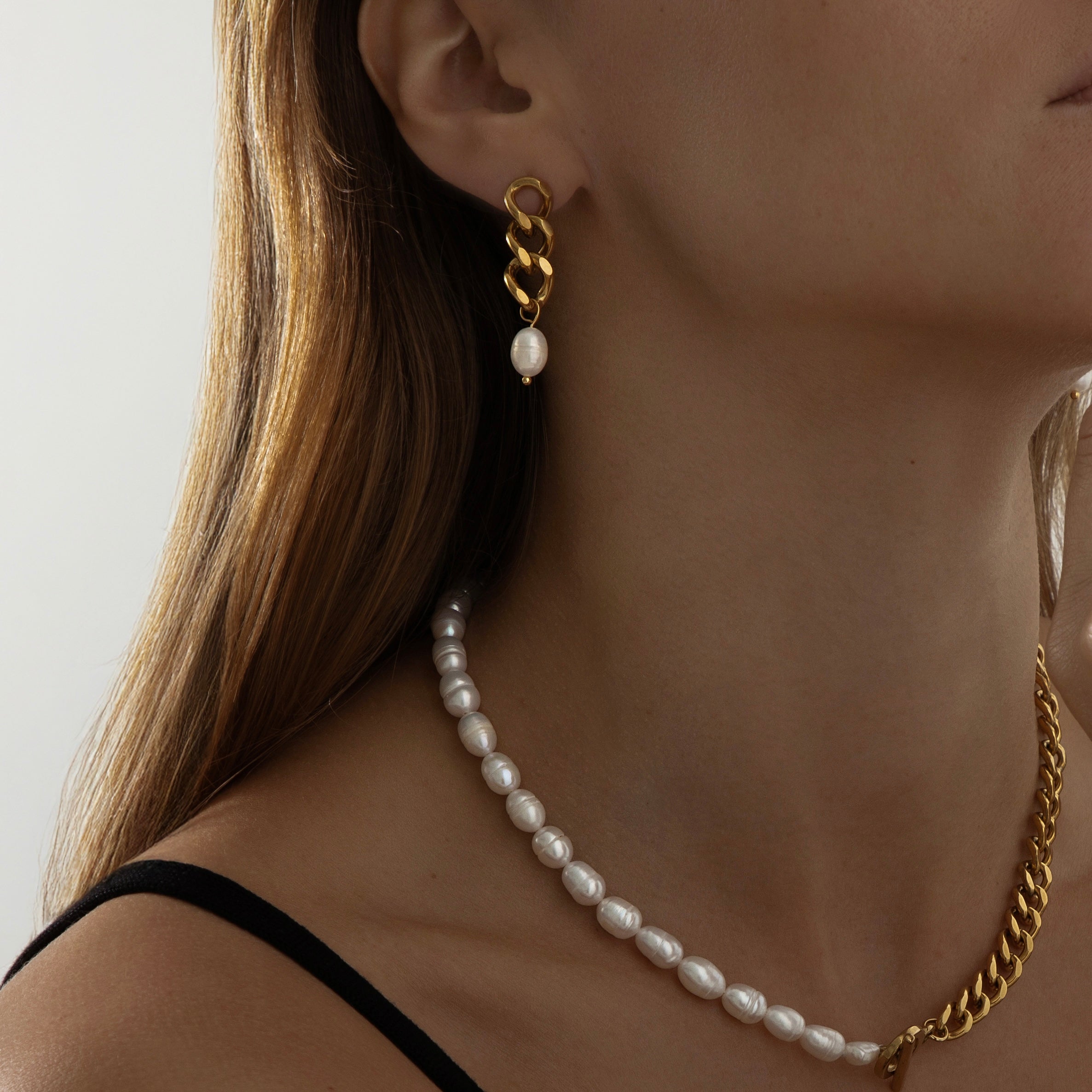 Duet Baroque Pearl And Curb Chain Earrings | Gold