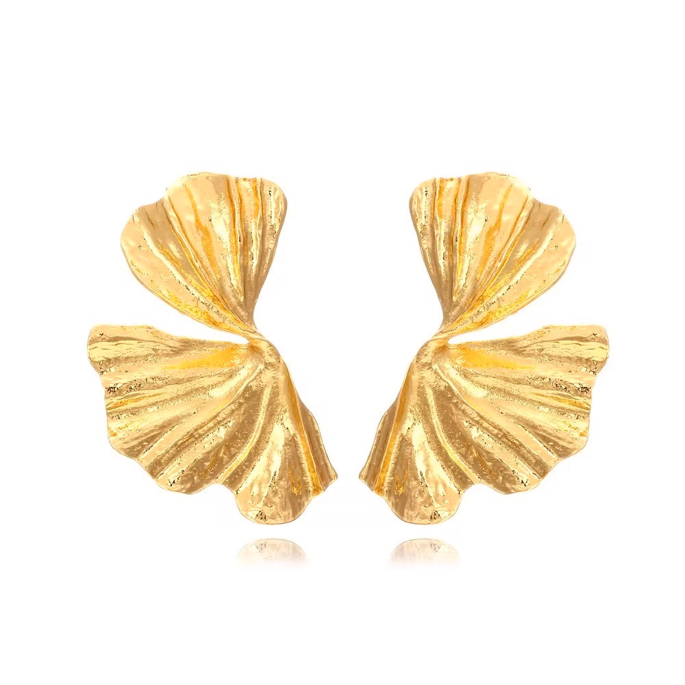 18k gold plated stainless steel with hammered finish, Gold leaf-shaped statement earrings with textured surface, Tropical-inspired hammered gold earrings with reflective detail, Sculptural gold earrings with nature-inspired leaf design, Elegant hammered gold earrings with modern tropical style